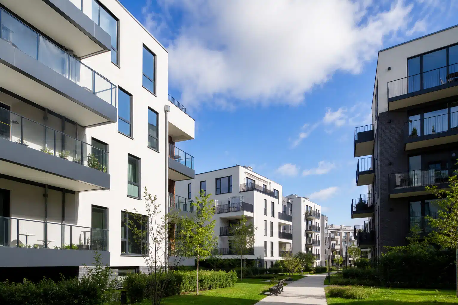 Résidences modernes blanches avec balcons et pelouse